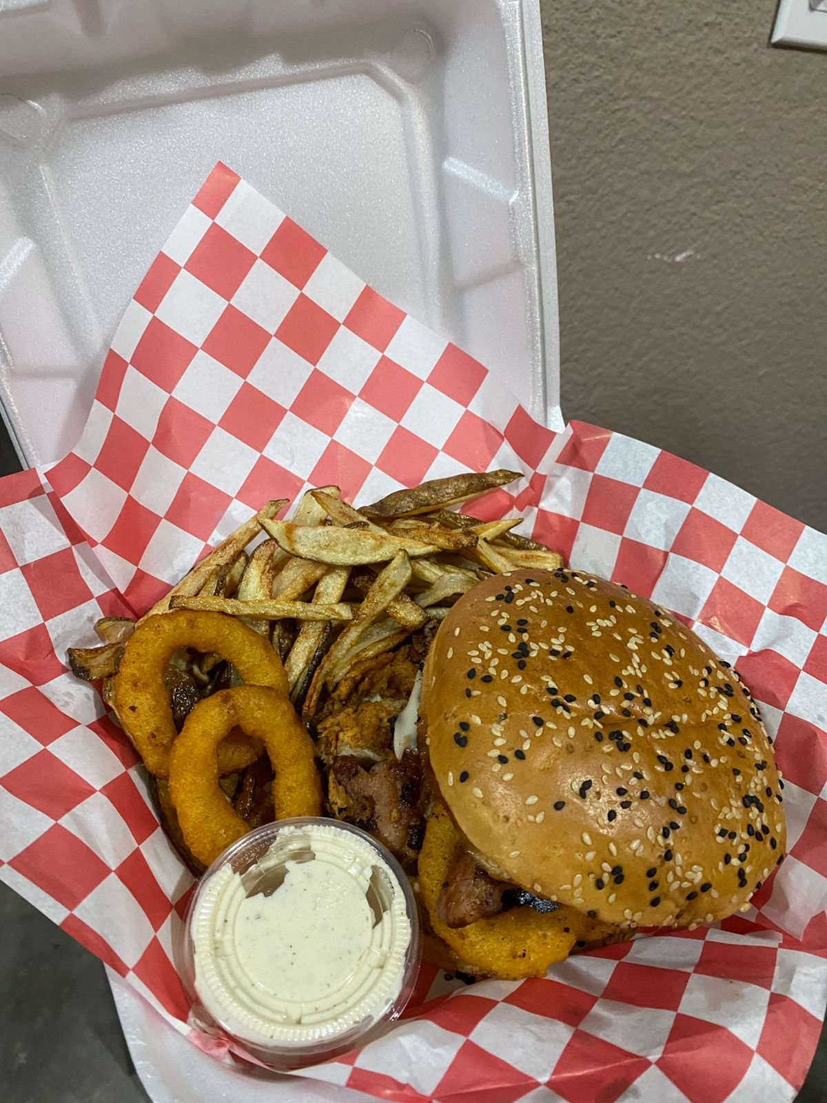 hamburguesa Pollo con tocino con papas